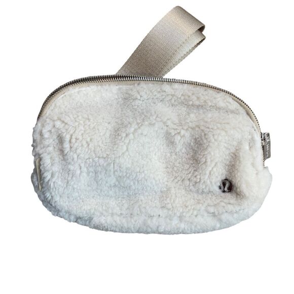 Lululemon Everywhere Belt Bag Fleece Natural Beige Tan Silver Hardware New - Picture 1 of 9